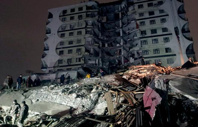 El devastador terremoto de 7,8 en Turquía deja hasta ahora mas de 1.500 muertos  y miles de edificios destruidos
