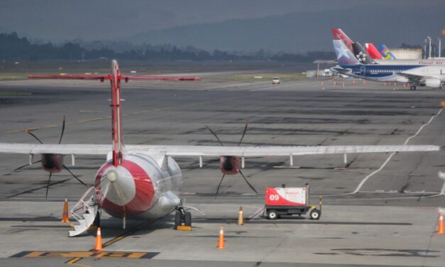 Escasez de controladores aéreos está ocasionando retrasos en el aeropuerto El Dorado: se necesitarían 60 técnicos más solo para Bogotá