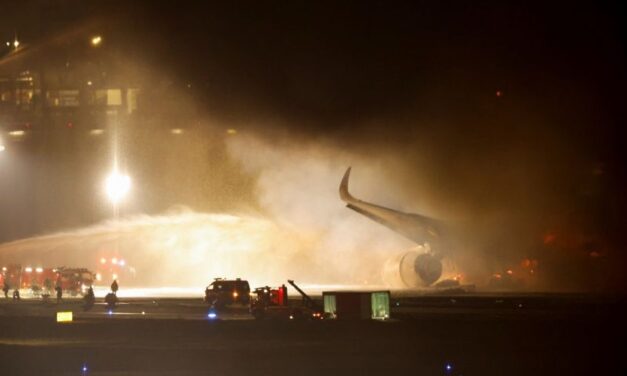 5 personas mueren y cientos de pasajeros escapan en la colisión de dos aviones en un aeropuerto de Tokio, Japón