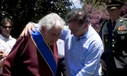 Presidente Petro le entregó a José “Pepe” Mujica la Cruz de Boyacá en Uruguay y también apareció una bandera del M-19, ¿qué pasó?