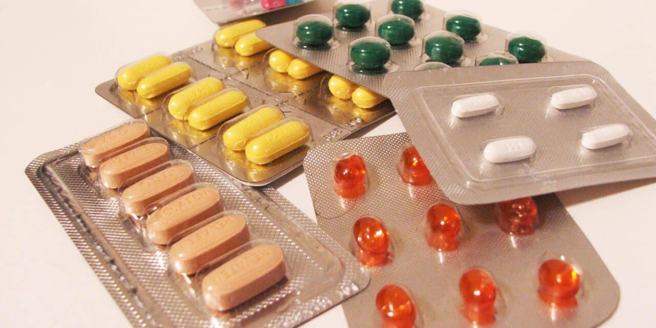 ¿Qué está originando los líos con acceso a medicamentos? Gremios y expertos explican