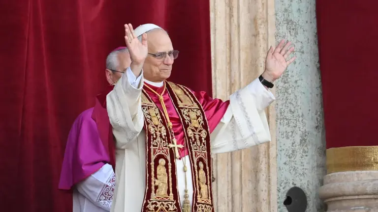 El papa León XIV lanza un llamado a la paz en su primer mensaje como pontífice