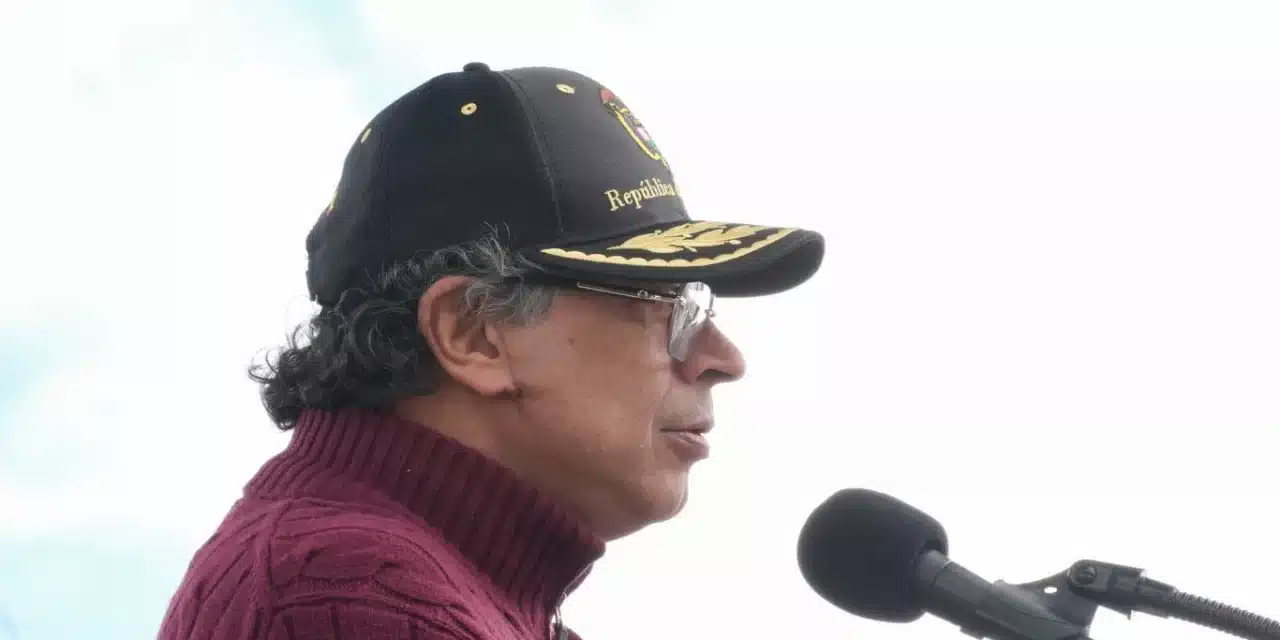 El presidente Gustavo Petro respondió este sábado 28 de junio al artículo publicado por la revista británica The Economist, el cual calificó su gestión como frustrada y su propuesta de una eventual asamblea constituyente como vaga y preocupante. En su cuenta de X, el mandatario negó que tenga intenciones de modificar la Constitución actual.