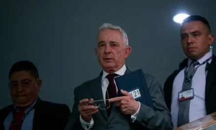 Álvaro Uribe renuncia a la prescripción en su proceso y pide fallo de fondo