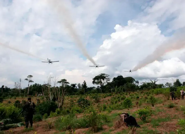 “Dada la táctica mafiosa de oponer personal civil al ejército, la Corte Constitucional debe reconsiderar su sentencia. Allí donde la ciudadanía ataque al ejército habrá fumigación aérea” AFIRMA EL PRESIDENTE PETRO.