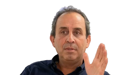 El exsuperintendente de salud, Fabio Aristizábal, acusa al mistro de salud como responsable de la actual crisis en el sector, con cifras dice que las eps intervenidas se endeudaron en billones de pesos y pide investigar posible corrupción. Califica al Ministro de mitómano y causante de la debacle en la salud.