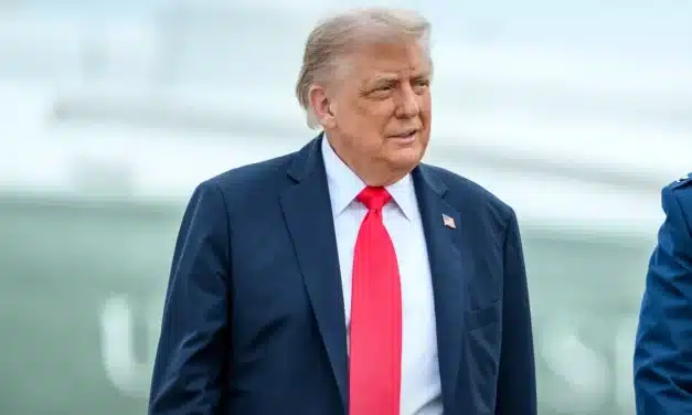 Trump arremete contra Petro acusándolo de “promover el narcotráfico”