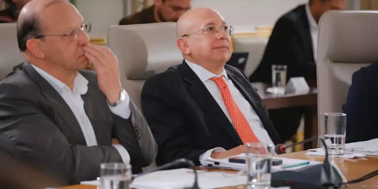 Petro pide renuncia del Ministro de Justicia tras agudo enfrentamiento con el procurador