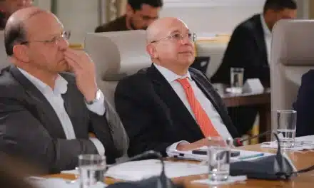 Petro pide renuncia del Ministro de Justicia tras agudo enfrentamiento con el procurador