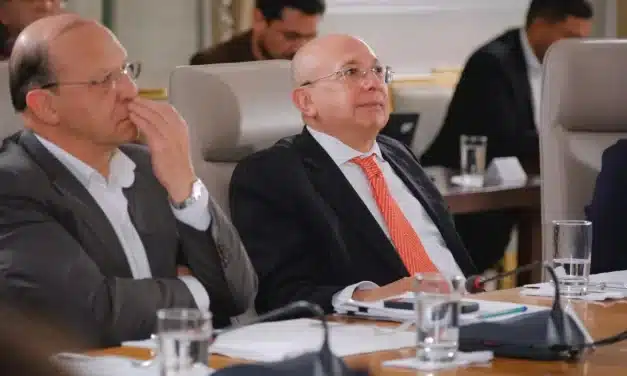 Petro pide renuncia del Ministro de Justicia tras agudo enfrentamiento con el procurador