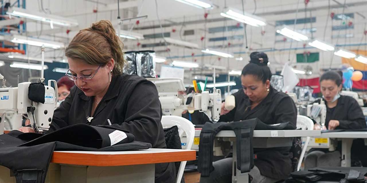 Petro pide a Mincomercio quitar los aranceles a telas y cueros para competir con Temu, Shein y AliExpress