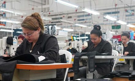 Petro pide a Mincomercio quitar los aranceles a telas y cueros para competir con Temu, Shein y AliExpress