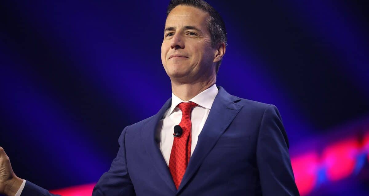 Gustavo Petro y su familia serían incluidos en la Lista Clinton, afirmó el senador estadounidense Bernie Moreno