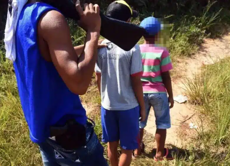 Cada 48 horas tres menores son reclutados en Colombia: si no mueren en bombardeos, son fusilados por intentar escapar