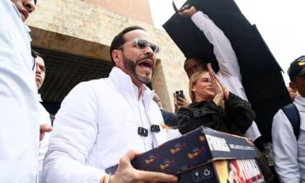 Tras presentar sus firmas en la Registraduría, Abelardo De la Espriella no descarta llegar solo a primera vuelta