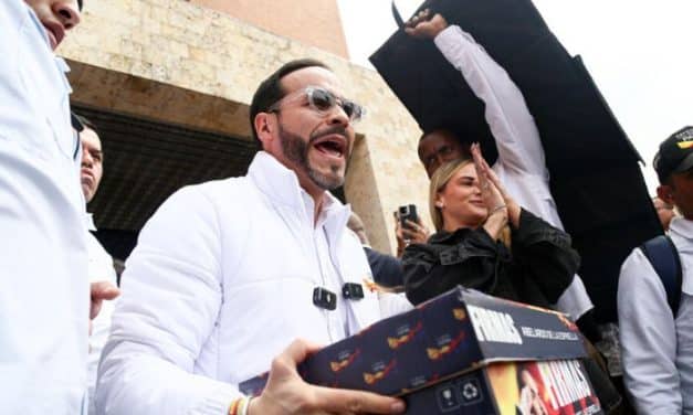 Tras presentar sus firmas en la Registraduría, Abelardo De la Espriella no descarta llegar solo a primera vuelta