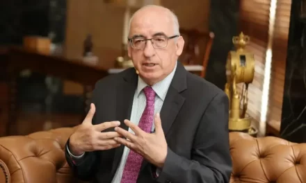 Si el salario mínimo sube más de 10%, como sugiere el Gobierno Petro, reducir la inflación será “más difícil y costoso”: gerente del Banco de la República