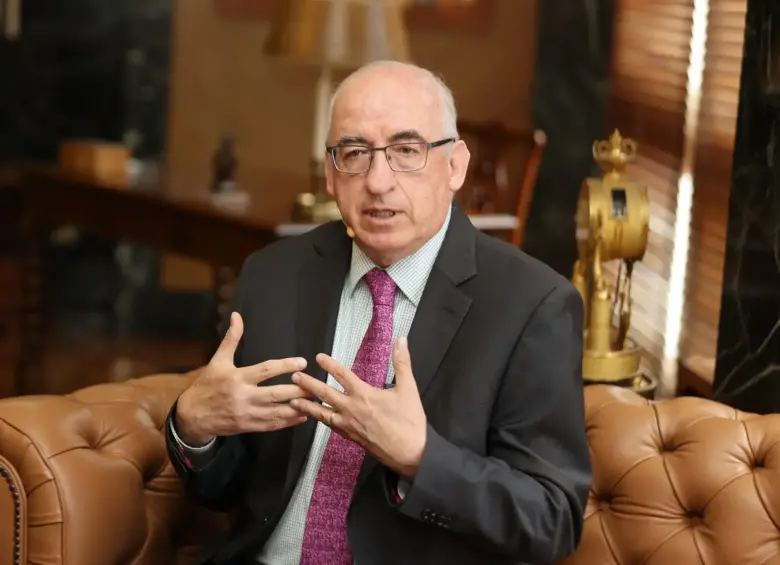 Si el salario mínimo sube más de 10%, como sugiere el Gobierno Petro, reducir la inflación será “más difícil y costoso”: gerente del Banco de la República