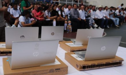 El gobierno haciendo politica? denuncian en varios municipios que a 9 dias de las elecciones del congreso están regalando computadores a niños y niñas