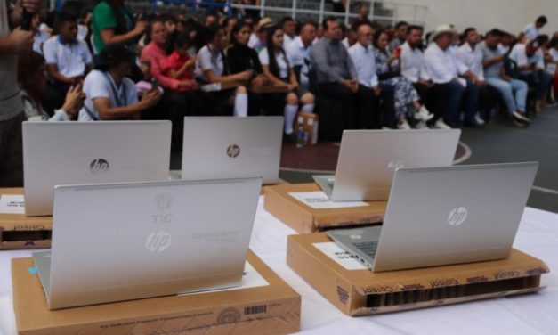 El gobierno haciendo politica? denuncian en varios municipios que a 9 dias de las elecciones del congreso están regalando computadores a niños y niñas