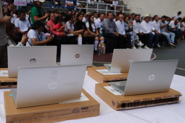 El gobierno haciendo politica? denuncian en varios municipios que a 9 dias de las elecciones del congreso están regalando computadores a niños y niñas