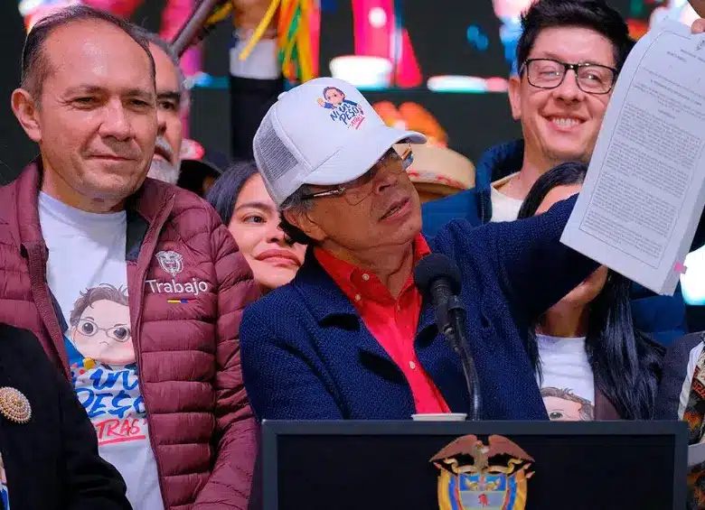 Petro firma decreto transitorio y mantiene el mínimo en $2 millones: esta es su justificación técnica