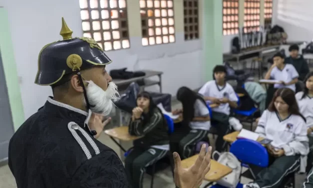 El profe paisa que se disfraza de faraón, soldado romano y káiser alemán para dar sus clases de historia en Medellín
