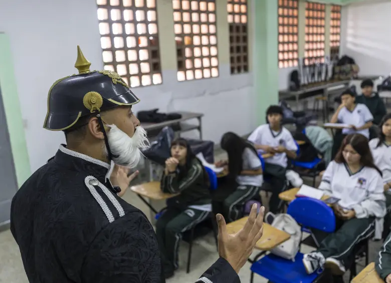 El profe paisa que se disfraza de faraón, soldado romano y káiser alemán para dar sus clases de historia en Medellín