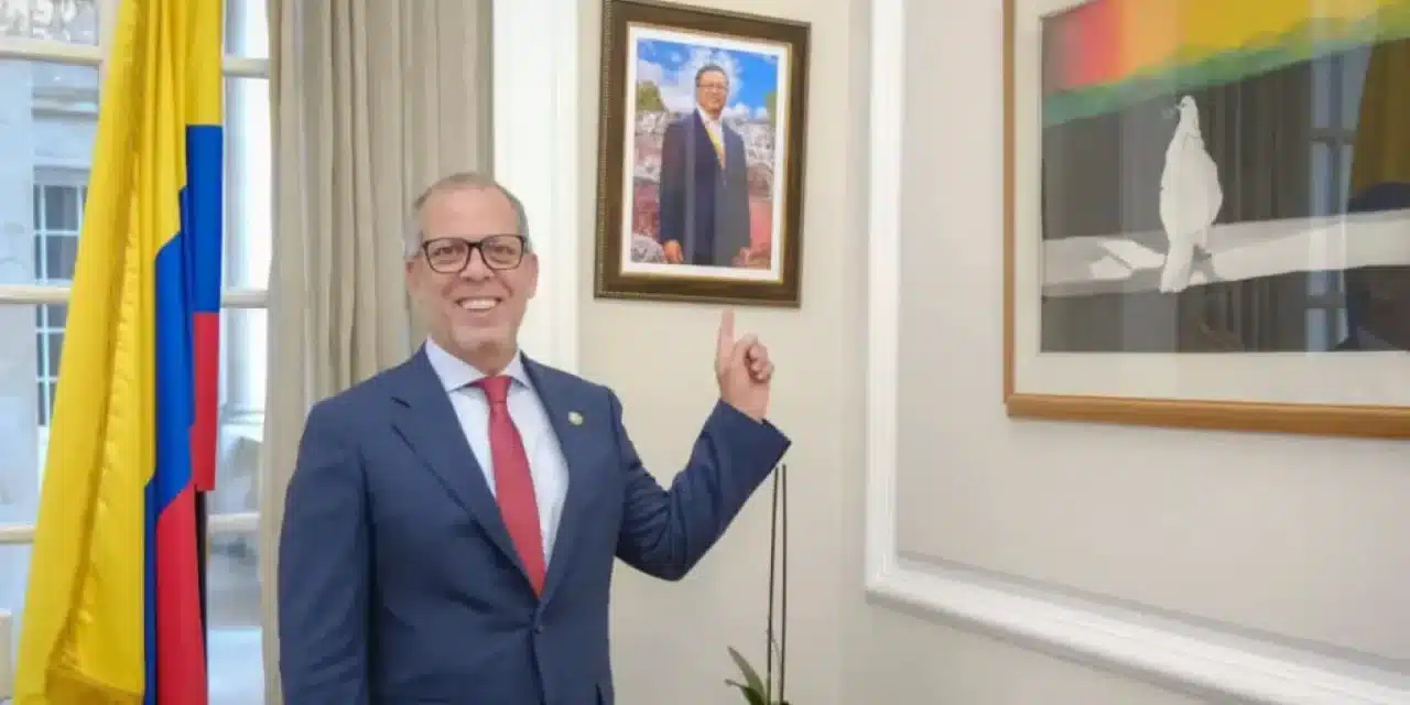 Procuraduría suspende al embajador Alfredo Saade por presunta participación en política
