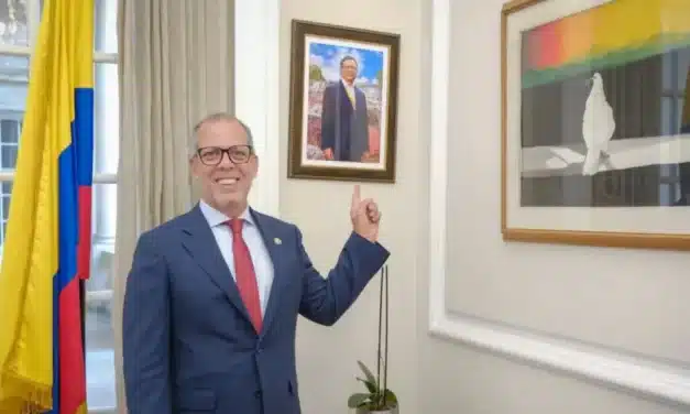 Procuraduría suspende al embajador Alfredo Saade por presunta participación en política