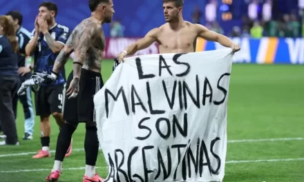 Reino Unido pide a la FIFA que investigue a Argentina por pancarta sobre Malvinas en el Mundial»