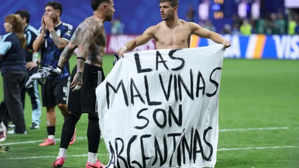 Reino Unido pide a la FIFA que investigue a Argentina por pancarta sobre Malvinas en el Mundial»